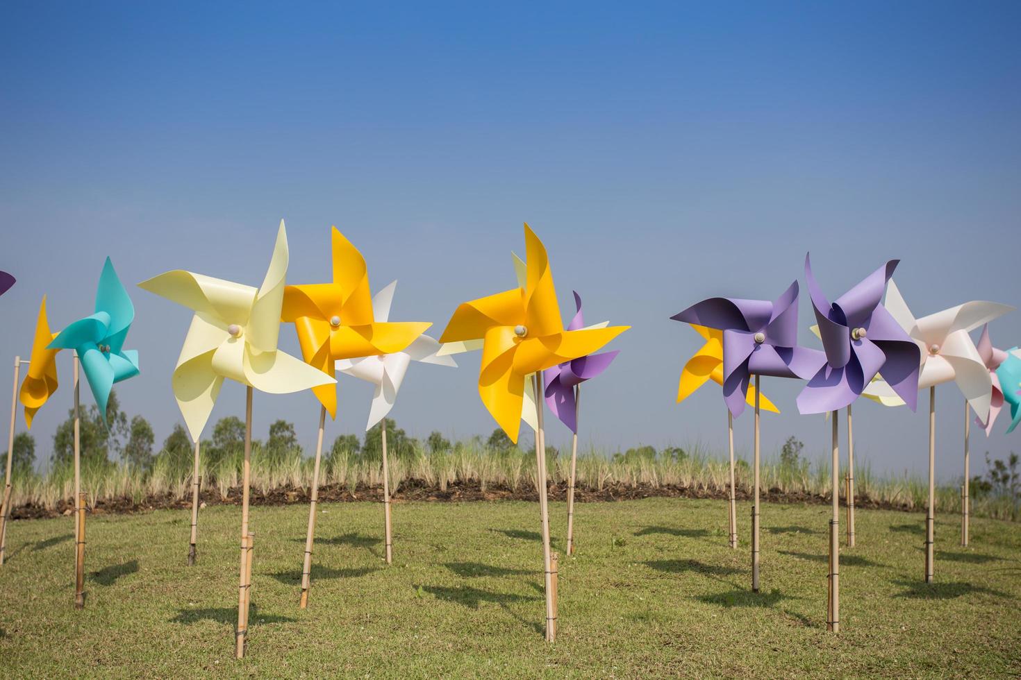 Concepto de molino de viento de juguete de parque eólico de energía verde en el campo foto