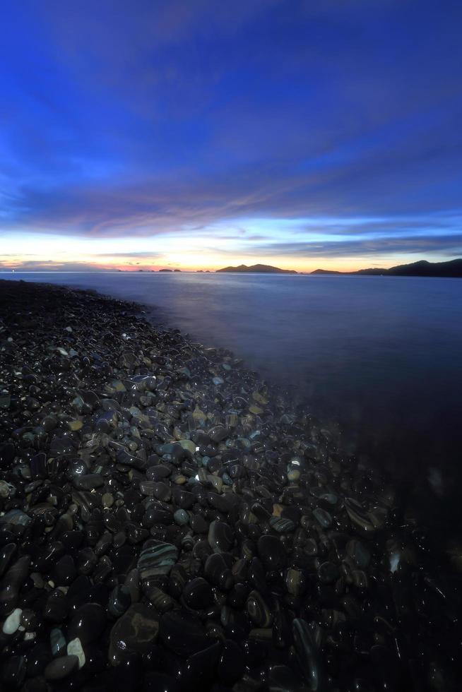 crepúsculo una isla de rocas lisas y pulidas foto