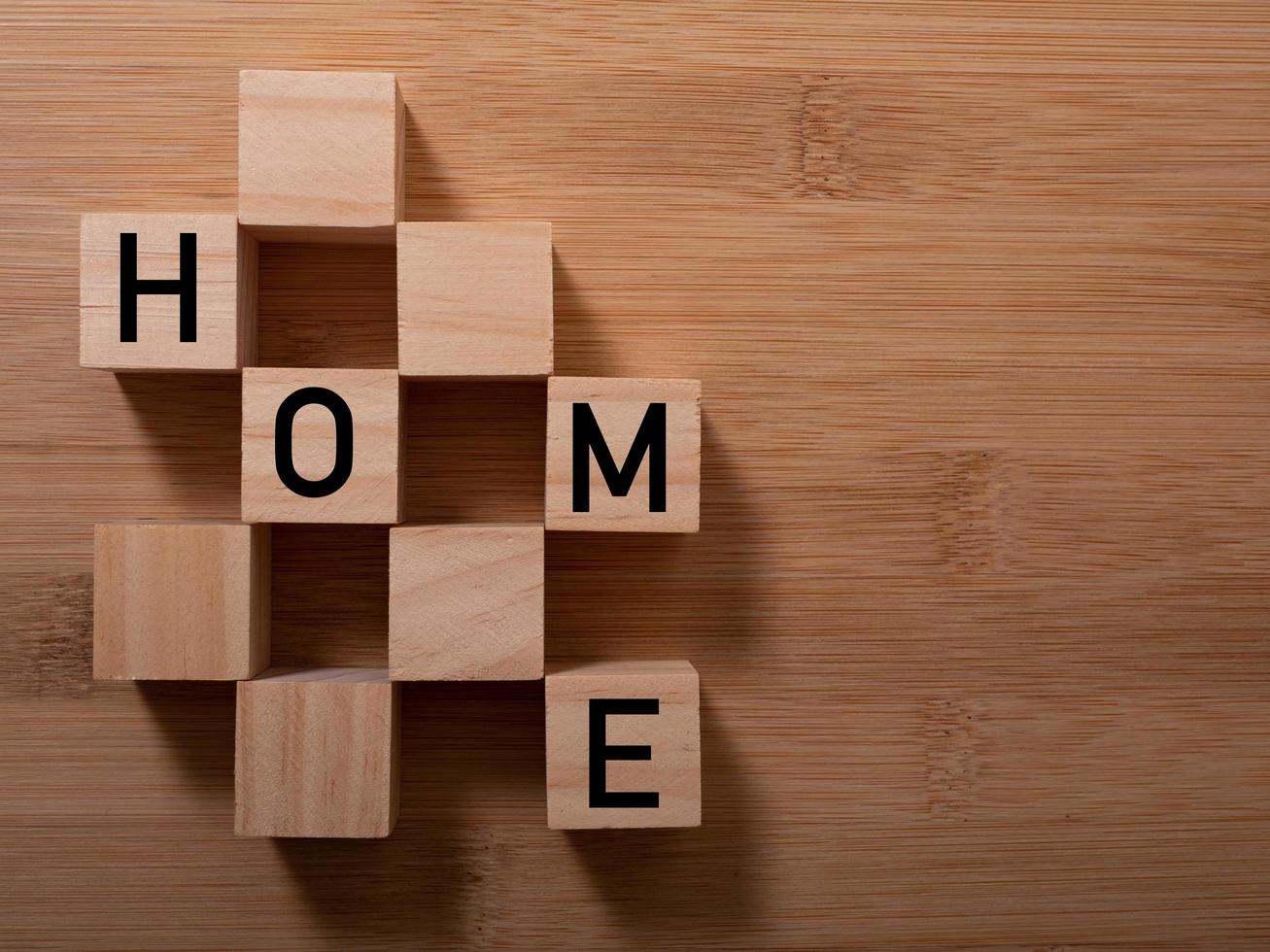 concepto de hogar con bloque de madera en madera foto