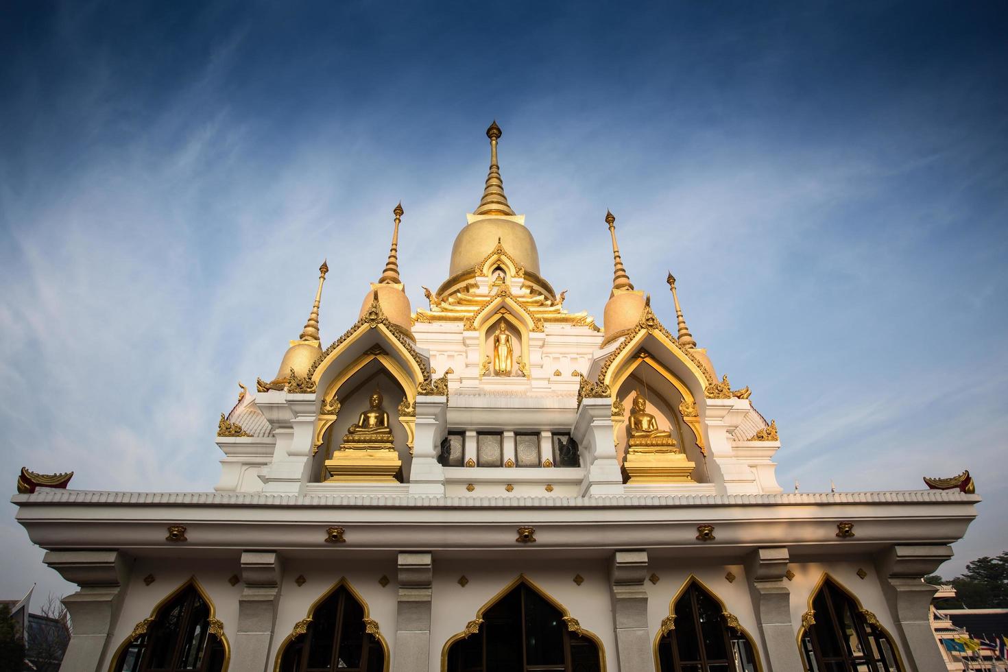 pagoda de nueve cimas, estilo tailandés en el templo tailandés kushinagar, india foto