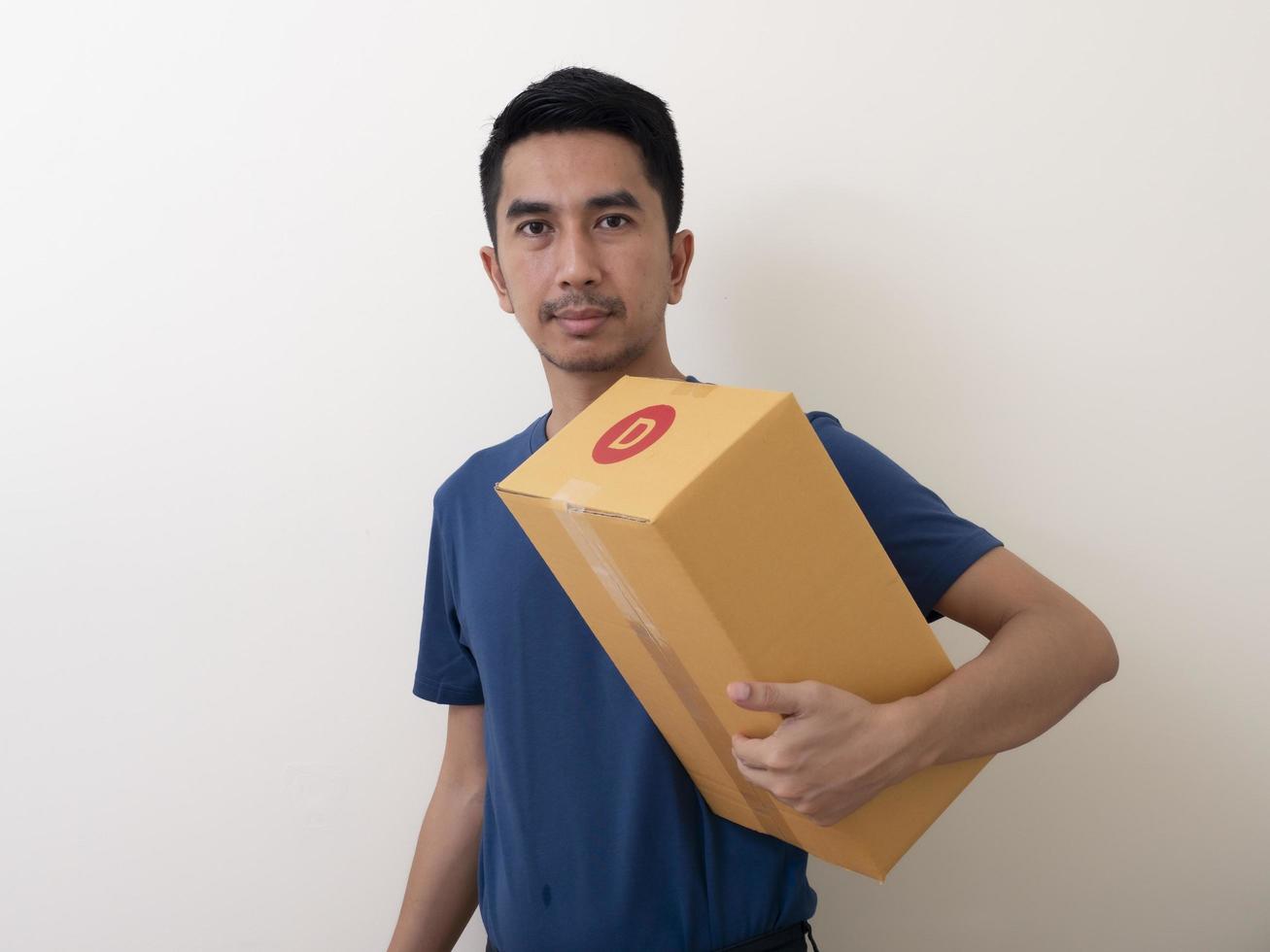 hombre con mascarilla quirúrgica con caja de cartón sobre fondo blanco foto