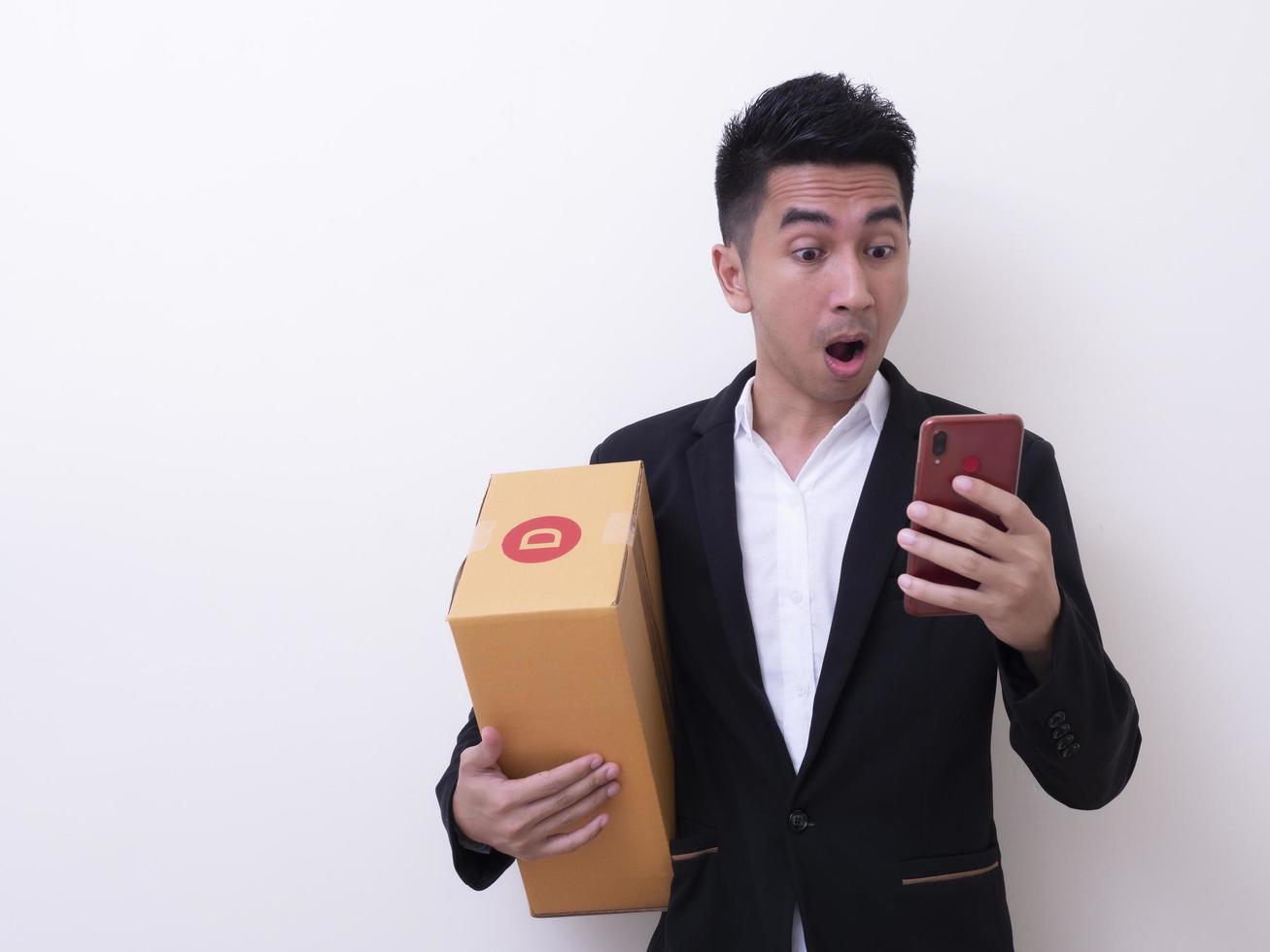 cargador joven hombre asiático con caja de cartón foto
