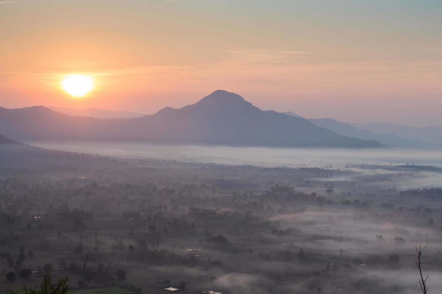 niebla y nube montaña valle amanecer paisaje foto