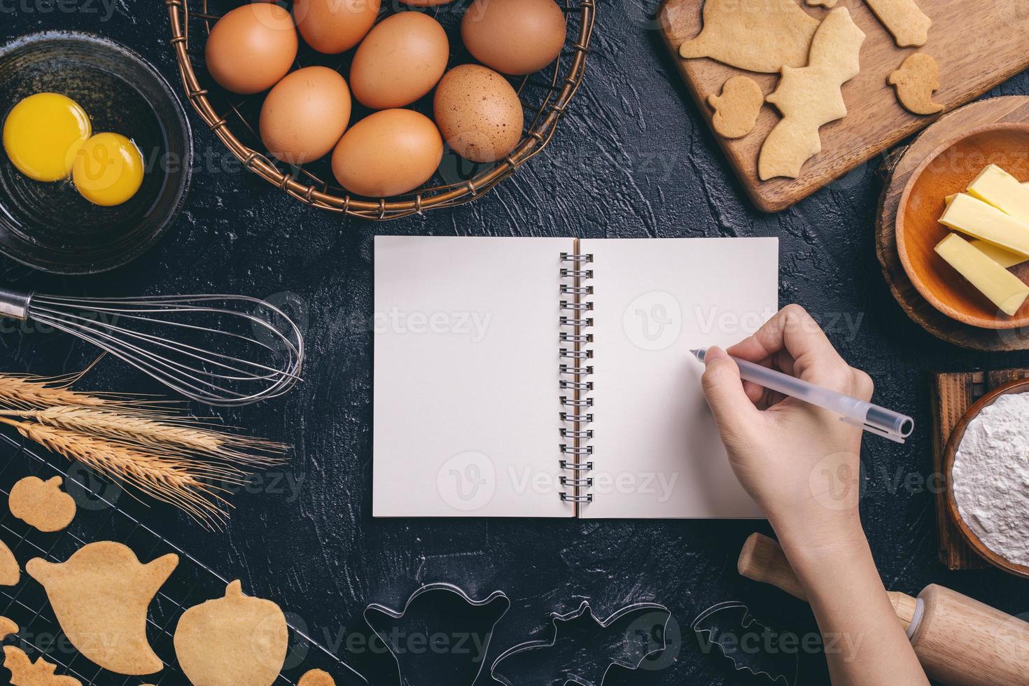 concepto de diseño de hacer galletas de halloween, diseño de ingredientes de recetas para hornear de preparar la fiesta, vista superior, plano, arriba, espacio de copia en blanco. foto