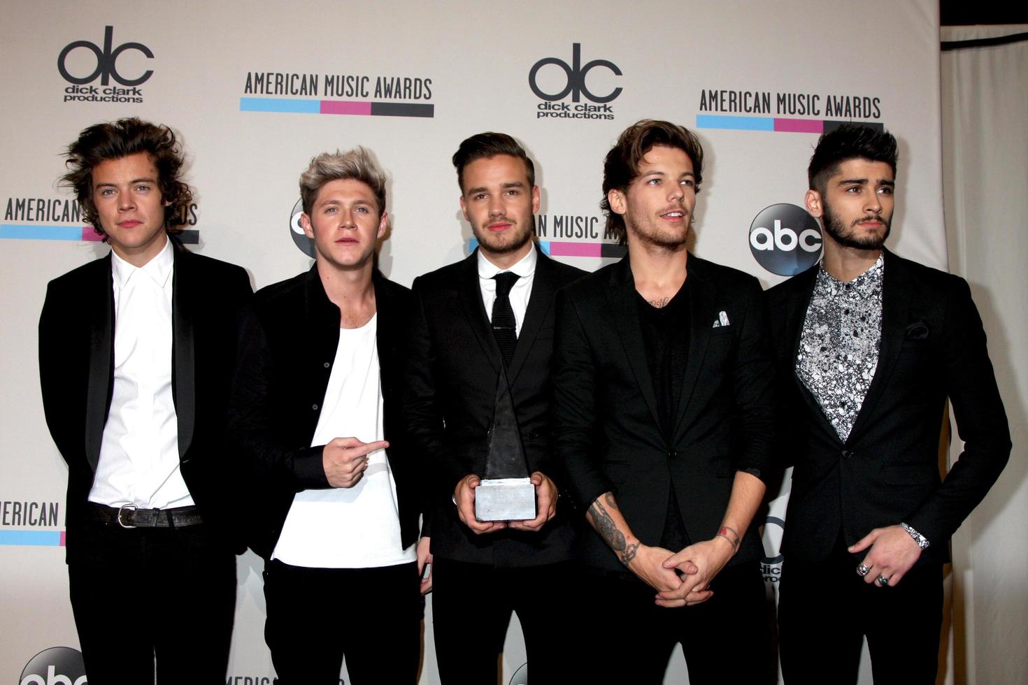 los angeles, 24 de noviembre - harry styles, niall horan, liam payne y louis tomlinso en la sala de prensa de los premios de música americana 2013 en el teatro nokia el 24 de noviembre de 2013 en los angeles, ca foto