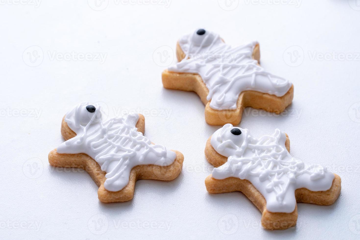 cerca de decorar lindas galletas de halloween con glaseado en bolsa de hielo. foto