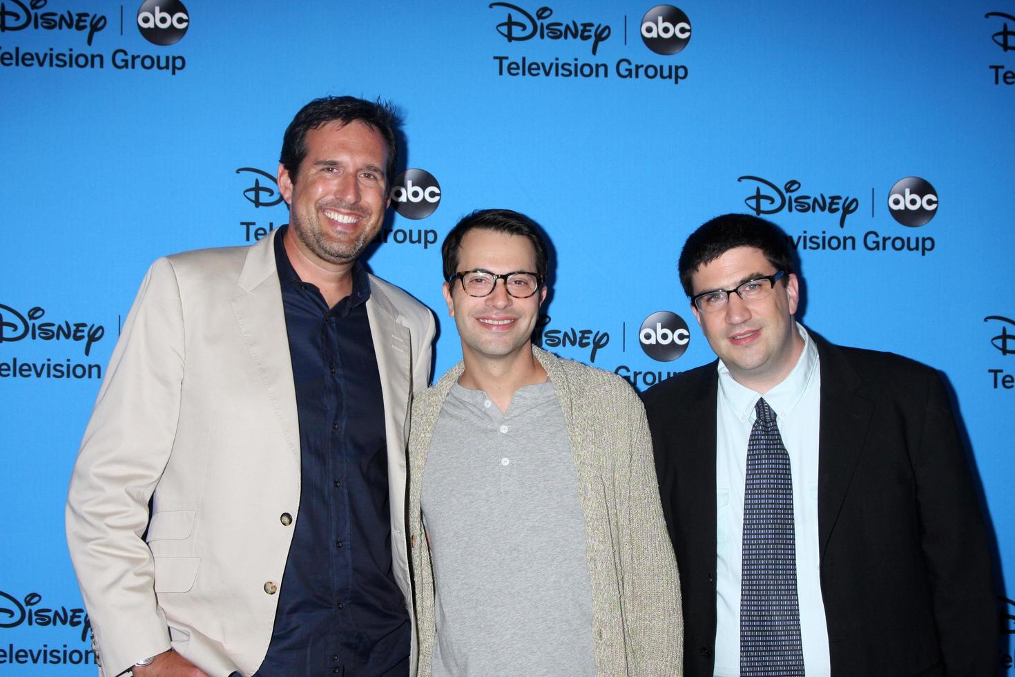 los angeles, 4 de agosto - steve pearlman, edward kitsis y adam horowitz llegan a la fiesta abc summer 2013 tca en el beverly hilton hotel el 4 de agosto de 2013 en beverly hills, ca foto