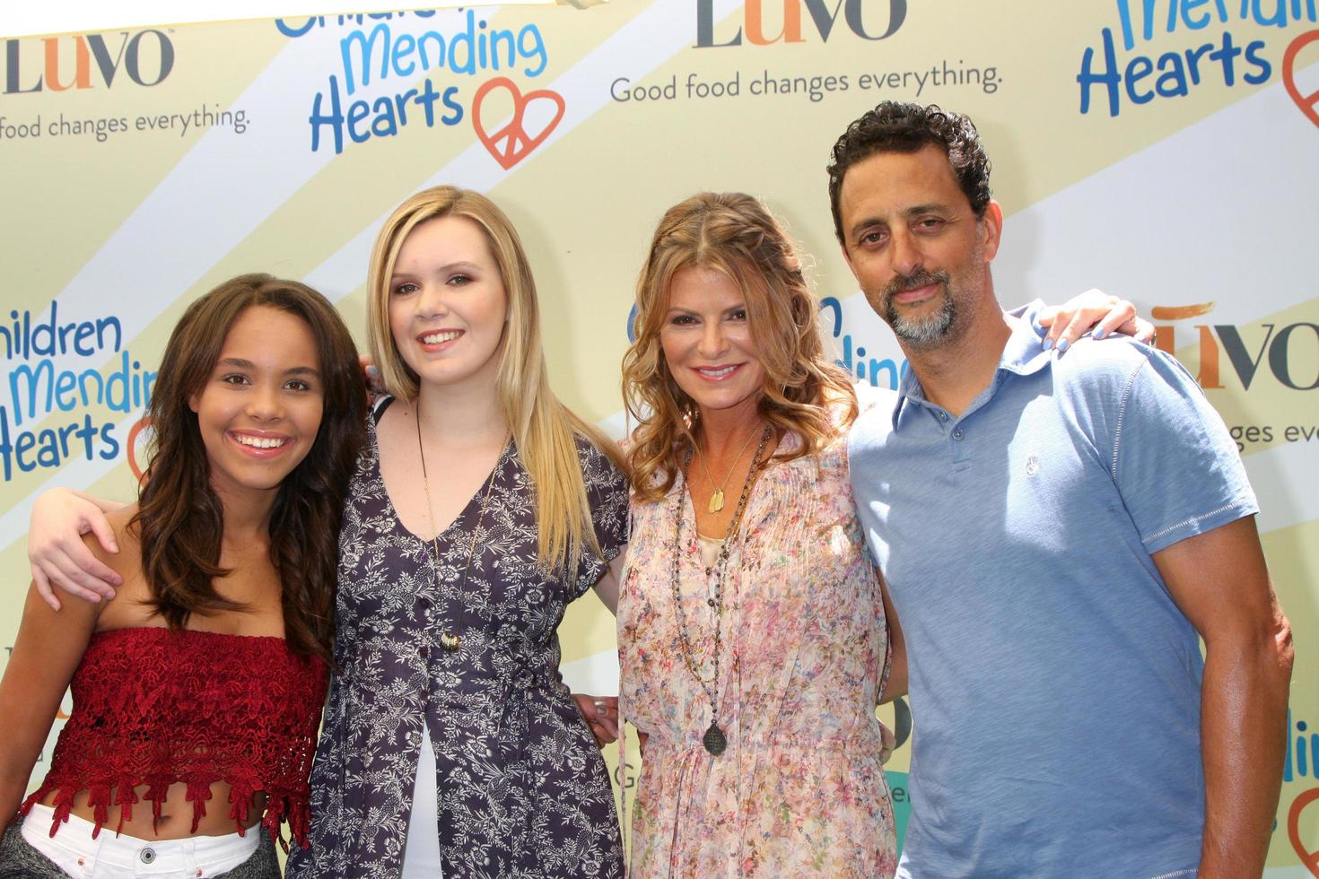 los angeles, 14 de junio - lysa heslov, grant heslov, hijas en la sexta recaudación de fondos anual de los niños reparando corazones en una propiedad privada el 14 de junio de 2014 en beverly hills, ca foto