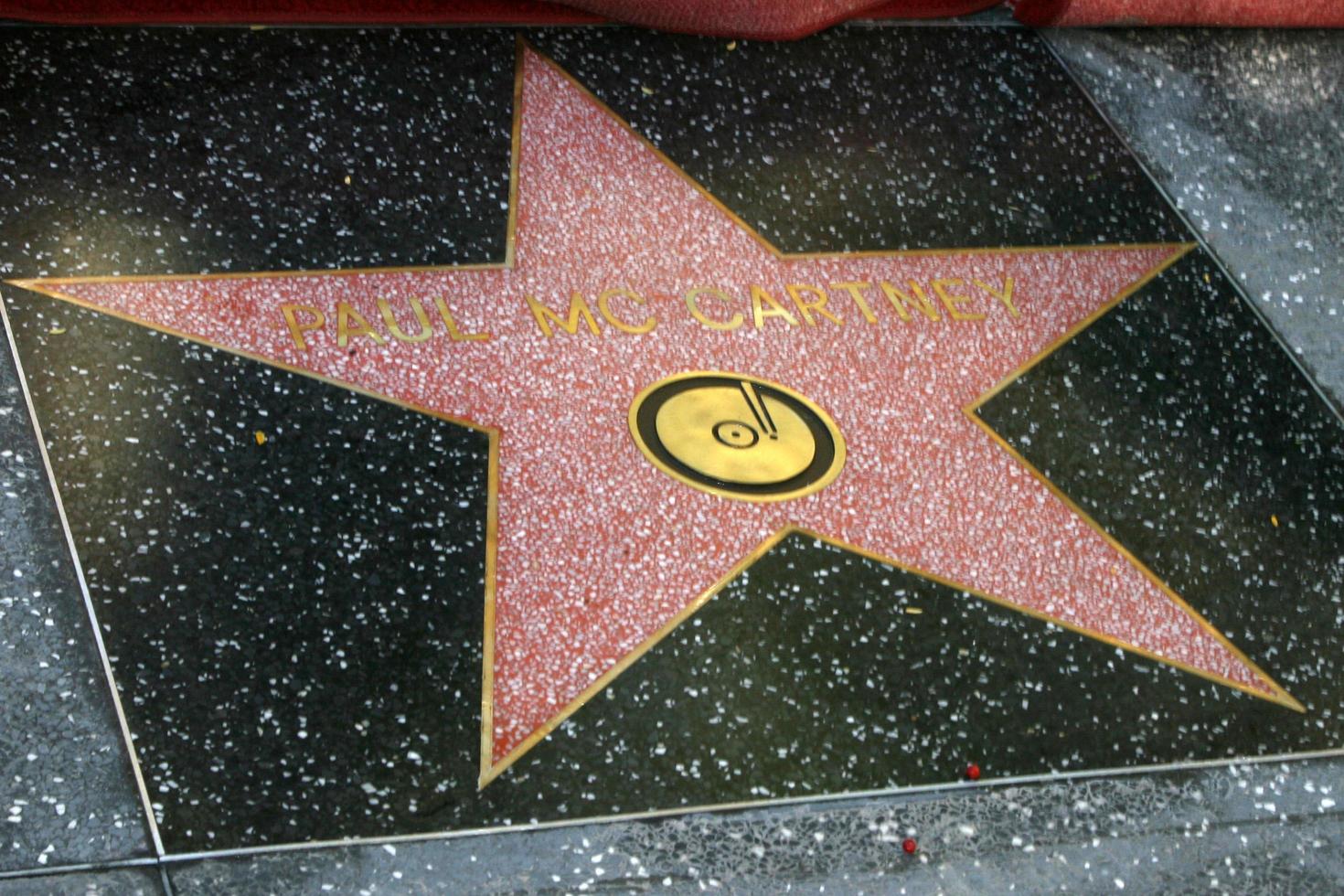 los angeles, 9 de febrero - estrella de paul mccartney en la ceremonia del paseo de la fama de hollywood para paul mccartney en el edificio capital records el 9 de febrero de 2012 en los angeles, ca foto