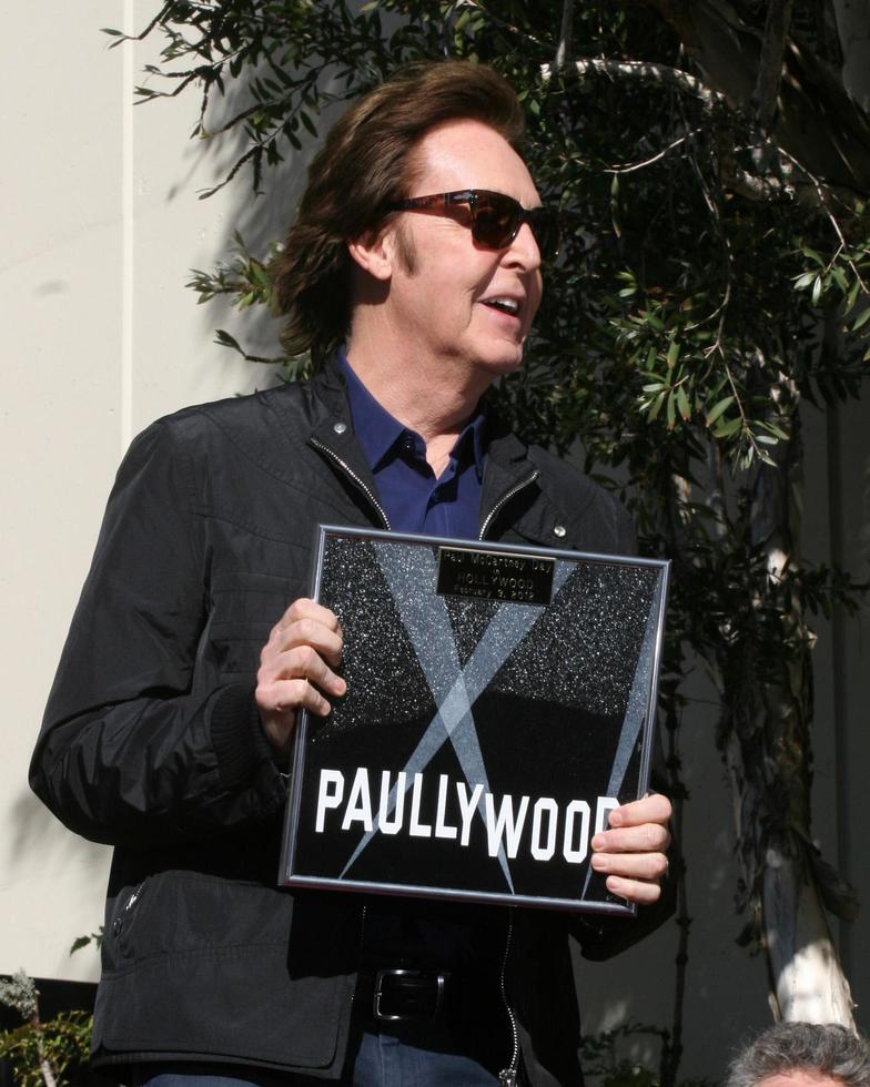 los angeles, 9 de febrero - paul mccartney en la ceremonia del paseo de la fama de hollywood para paul mccartney en el edificio capital records el 9 de febrero de 2012 en los angeles, ca foto