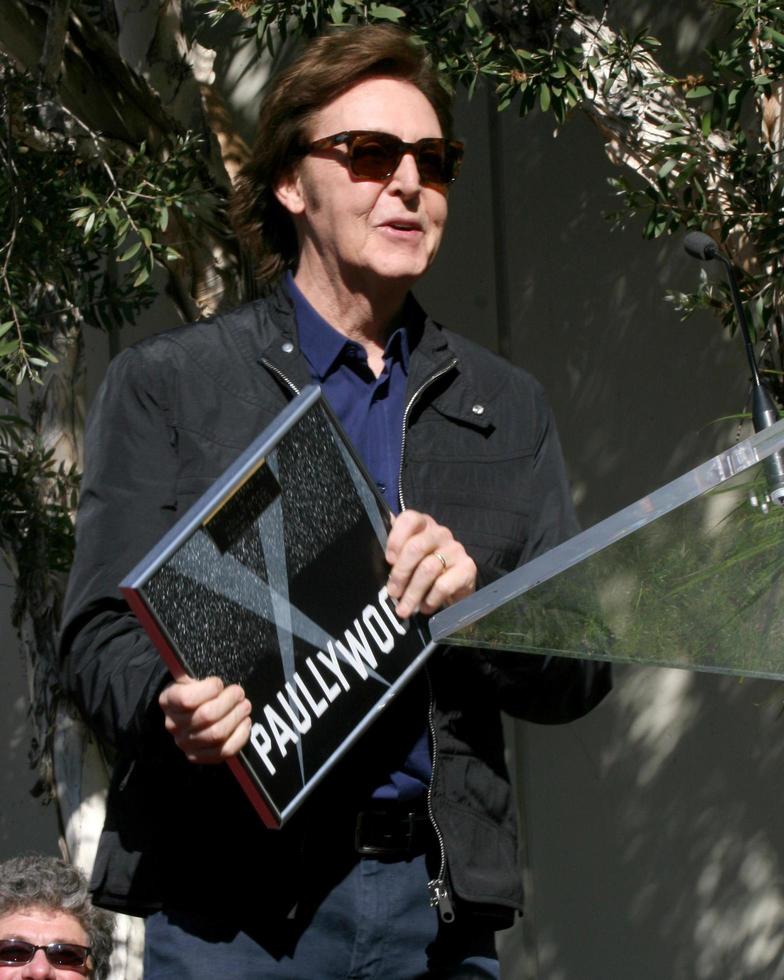 los angeles, 9 de febrero - paul mccartney en la ceremonia del paseo de la fama de hollywood para paul mccartney en el edificio capital records el 9 de febrero de 2012 en los angeles, ca foto