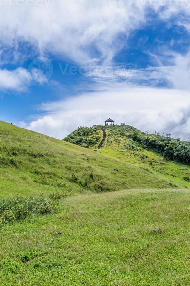 hermosos pastizales, pradera en el valle de taoyuan, sendero de montaña que pasa sobre la cima del monte. Wankengtou en Taiwán. foto