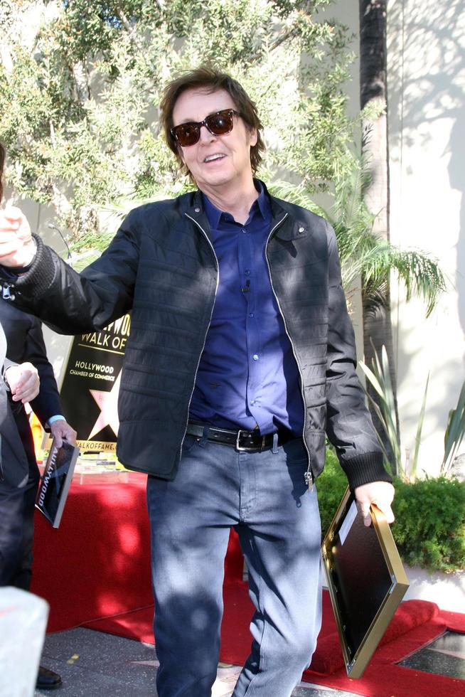 los angeles, 9 de febrero - paul mccartney en la ceremonia del paseo de la fama de hollywood para paul mccartney en el edificio capital records el 9 de febrero de 2012 en los angeles, ca foto