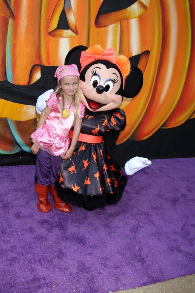 los angeles, 1 de octubre - mia talerico, minnie mouse en el evento vip disney halloween en la tienda emergente de productos de consumo de disney el 1 de octubre de 2014 en glendale, ca foto