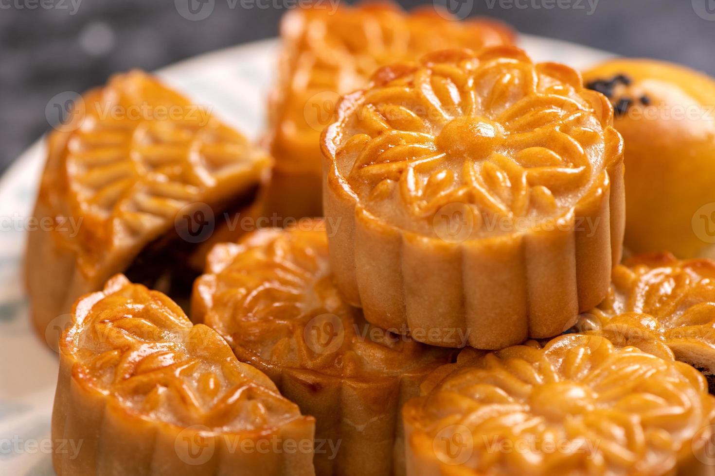 sabroso pastel de luna de yema de huevo horneado para el festival de mediados de otoño sobre fondo oscuro de pizarra negra. concepto de comida festiva china, primer plano, espacio de copia. foto