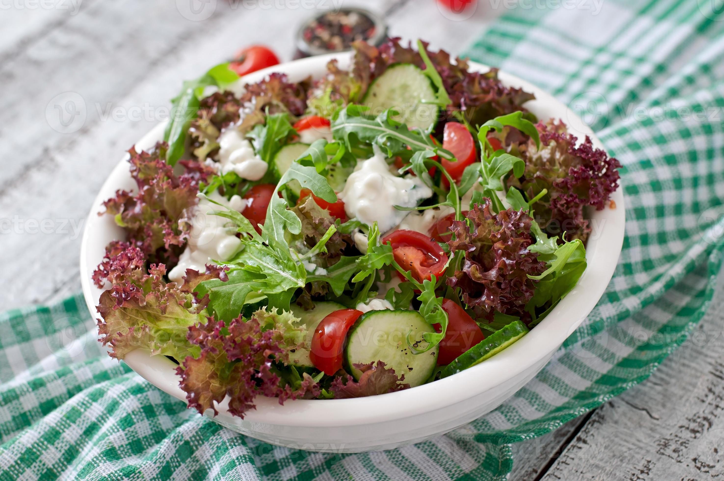 Useful dietary salad with cottage cheese, herbs and vegetables 9577509