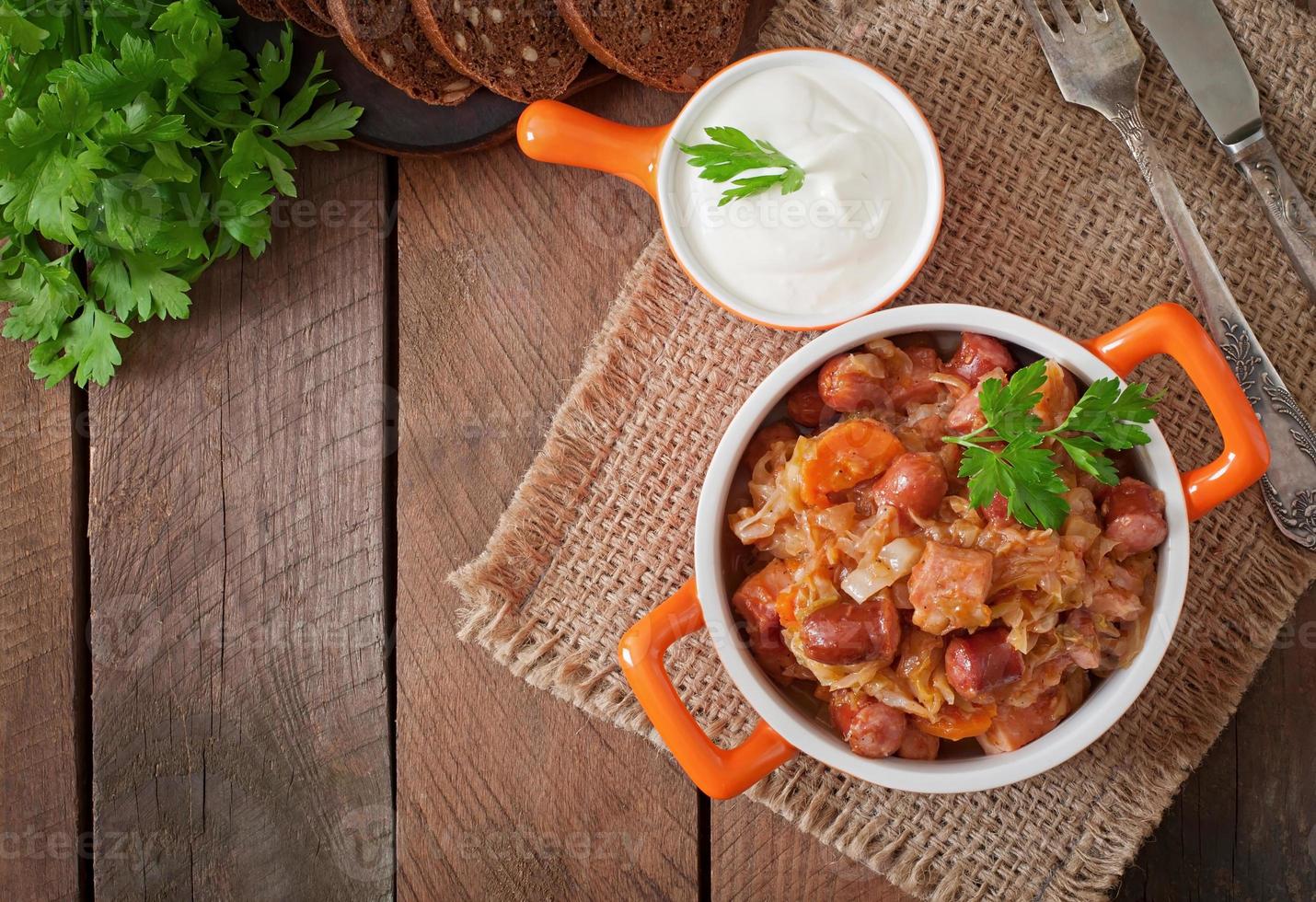 bigos polacos con salchicha ahumada y tocino foto