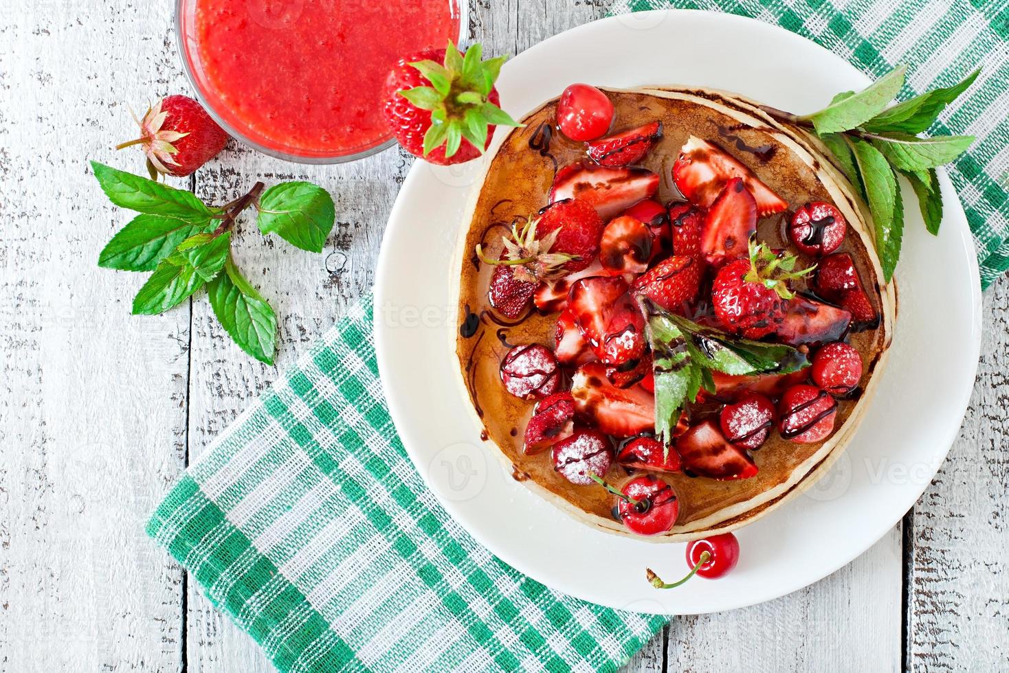 panqueques con bayas y batido de fresa en un estilo rústico foto