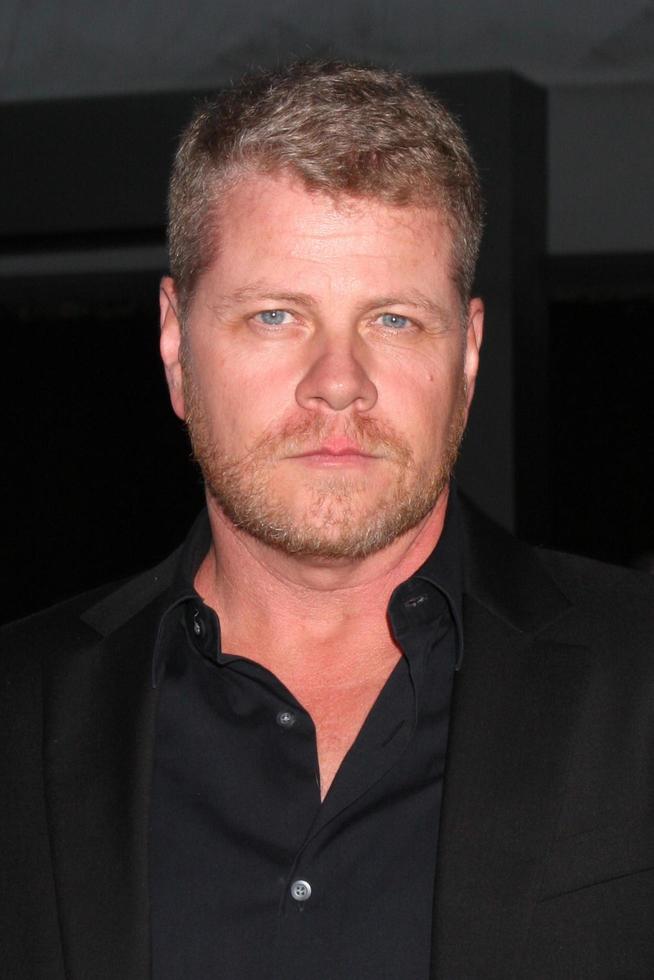 los angeles, 14 de agosto - michael cudlitz en el estreno del turista oscuro en los cines arclight de hollywood el 14 de agosto de 2013 en los angeles, ca foto