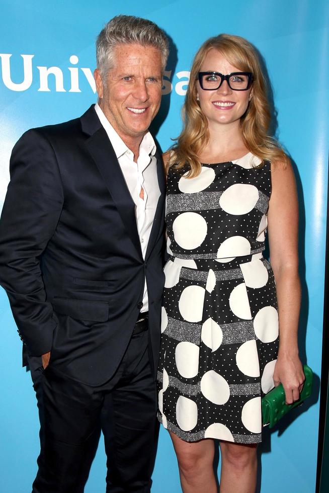 los angeles, 12 de agosto - donny deutsch, emily tarver en la gira de prensa de verano nbcuniversal 2015 tca en el beverly hilton hotel el 12 de agosto de 2015 en beverly hills, ca foto