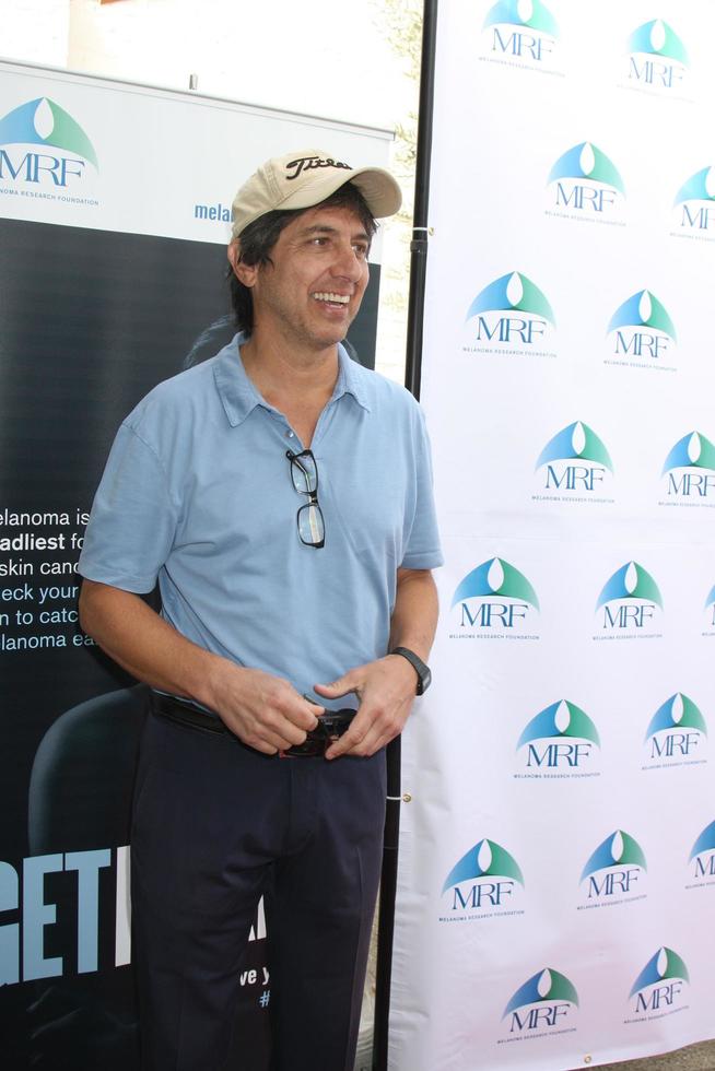 los angeles, 10 de noviembre - ray romano en el tercer clásico anual de golf de celebridades en beneficio de la fundación de investigación del melanoma en el club de golf junto al lago el 10 de noviembre de 2014 en burbank, ca foto