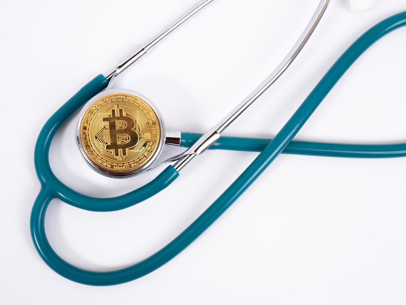 concepto médico de criptomoneda con una moneda bitcoin de oro foto