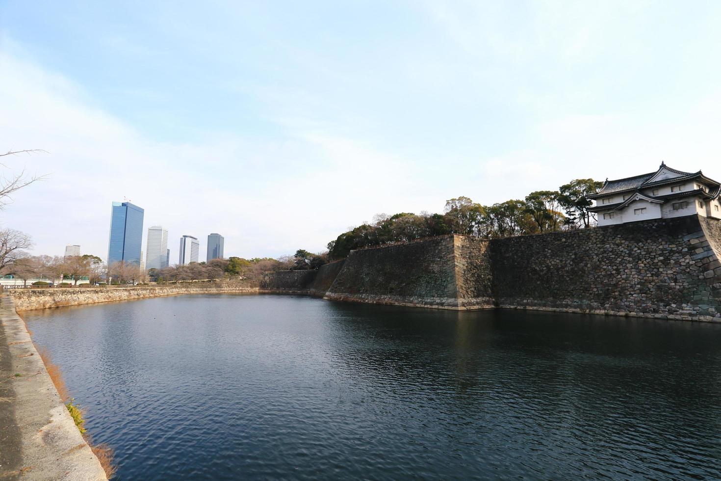 un foso que rodea el castillo de osaka en japón, invierno foto