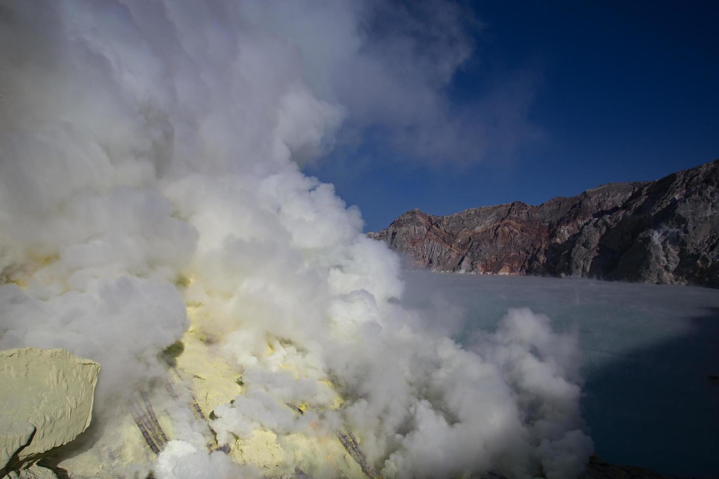 vapores de azufre del cráter del volcán kawah ijen, indonesia foto