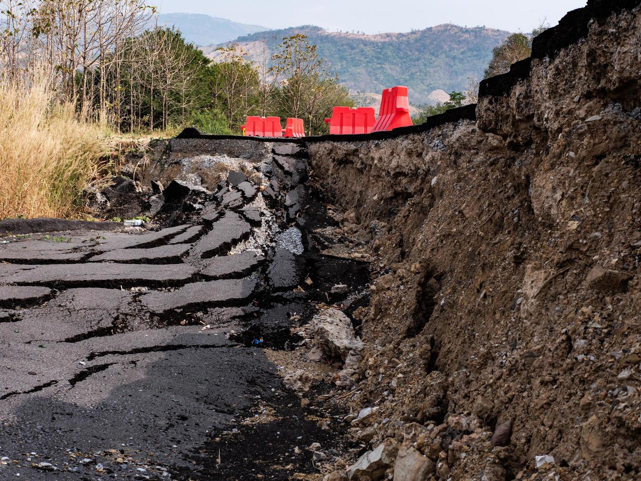 superficie agrietada de una carretera asfaltada foto