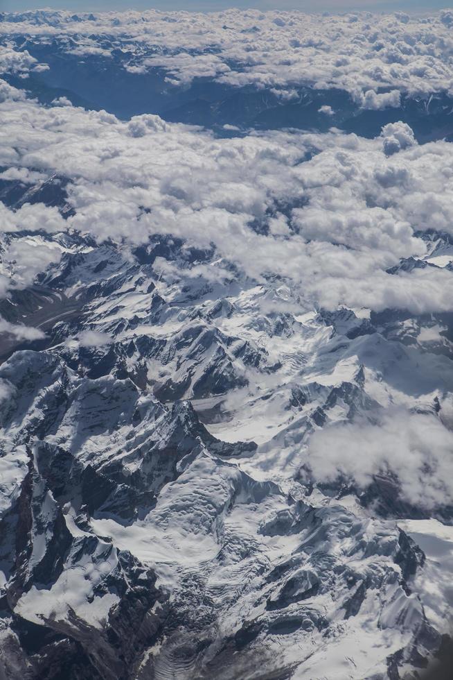 montañas del himalaya bajo las nubes foto