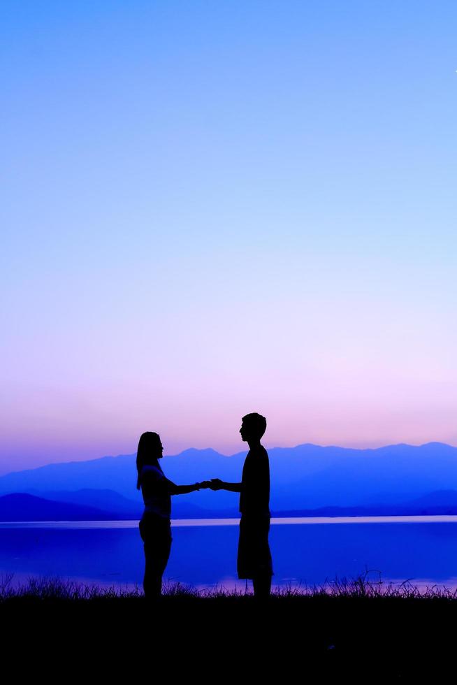 silueta de pareja al atardecer foto