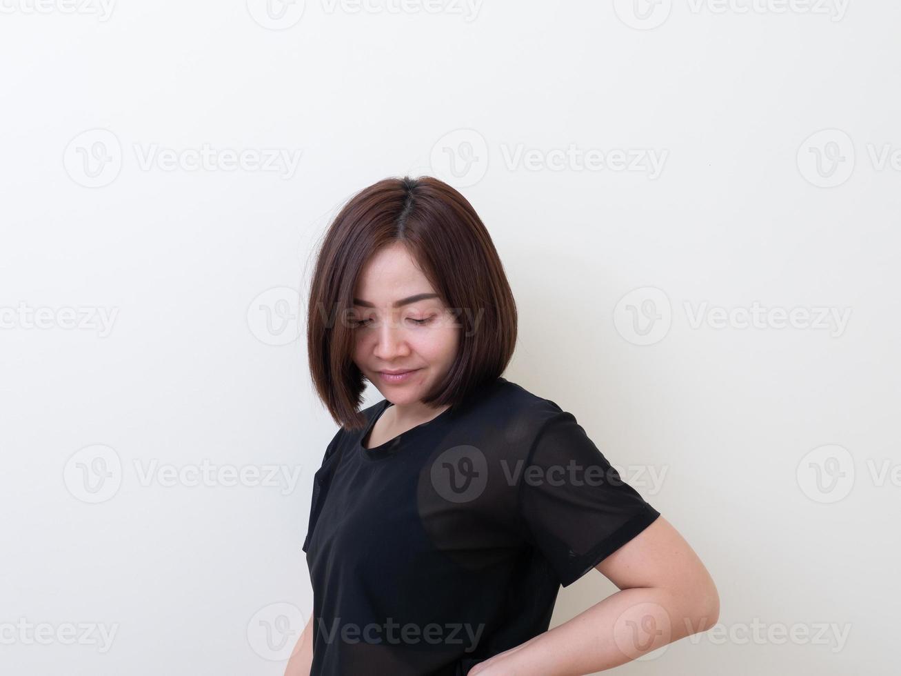 retrato de hermosa joven mujer asiática felicidad de pie foto