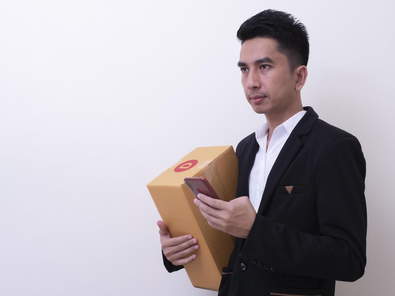 cargador joven hombre asiático con caja de cartón foto