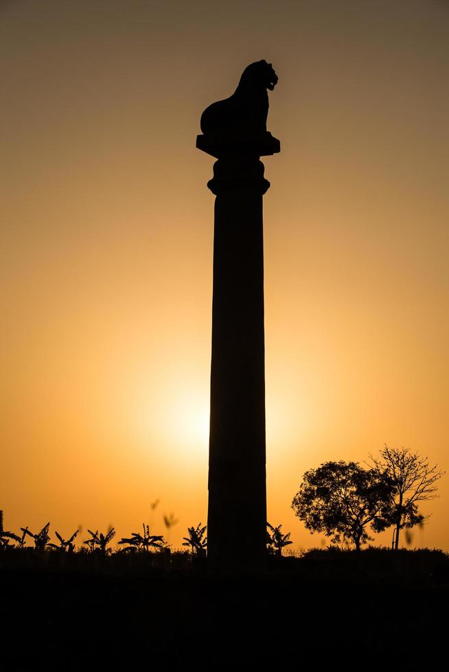 pilar de ashoka al atardecer en kutagarasala foto