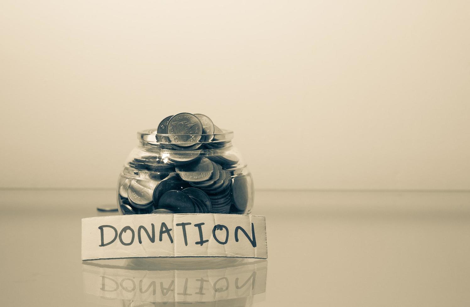 tarro de dinero con ahorro de monedas para el concepto de donación foto