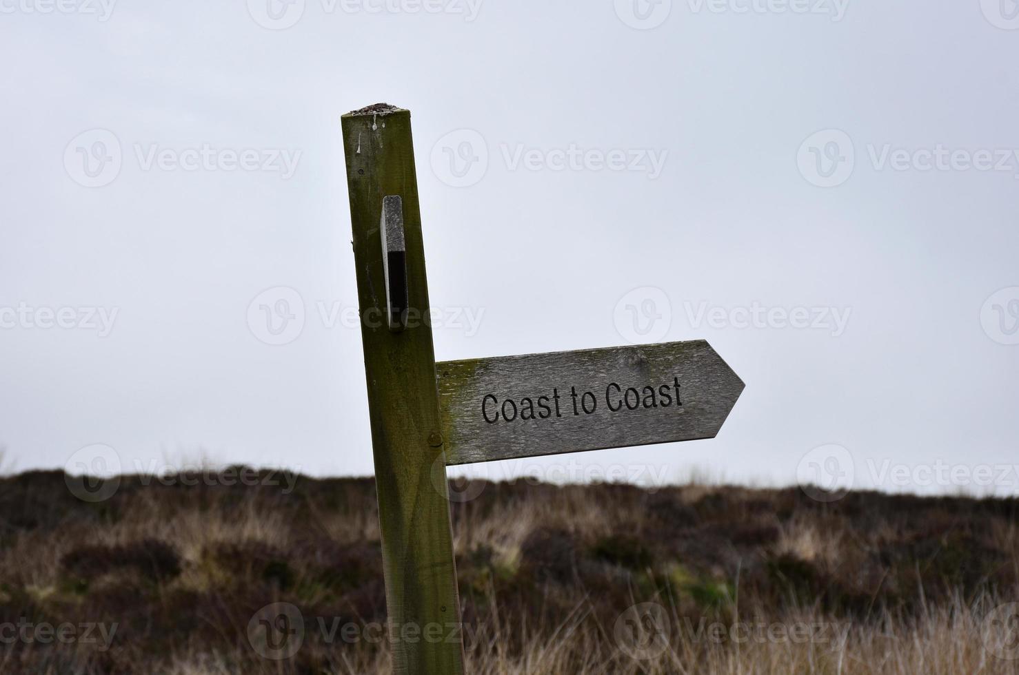 cartel de madera de costa a costa a lo largo de la ruta foto