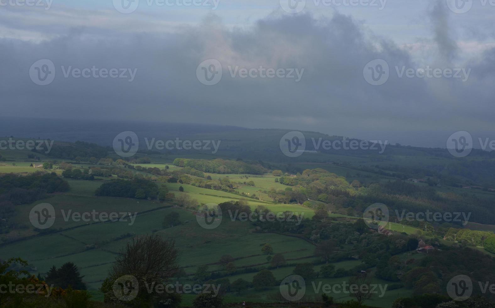 nubes oscuras que cuelgan sobre un valle en el norte de Inglaterra foto