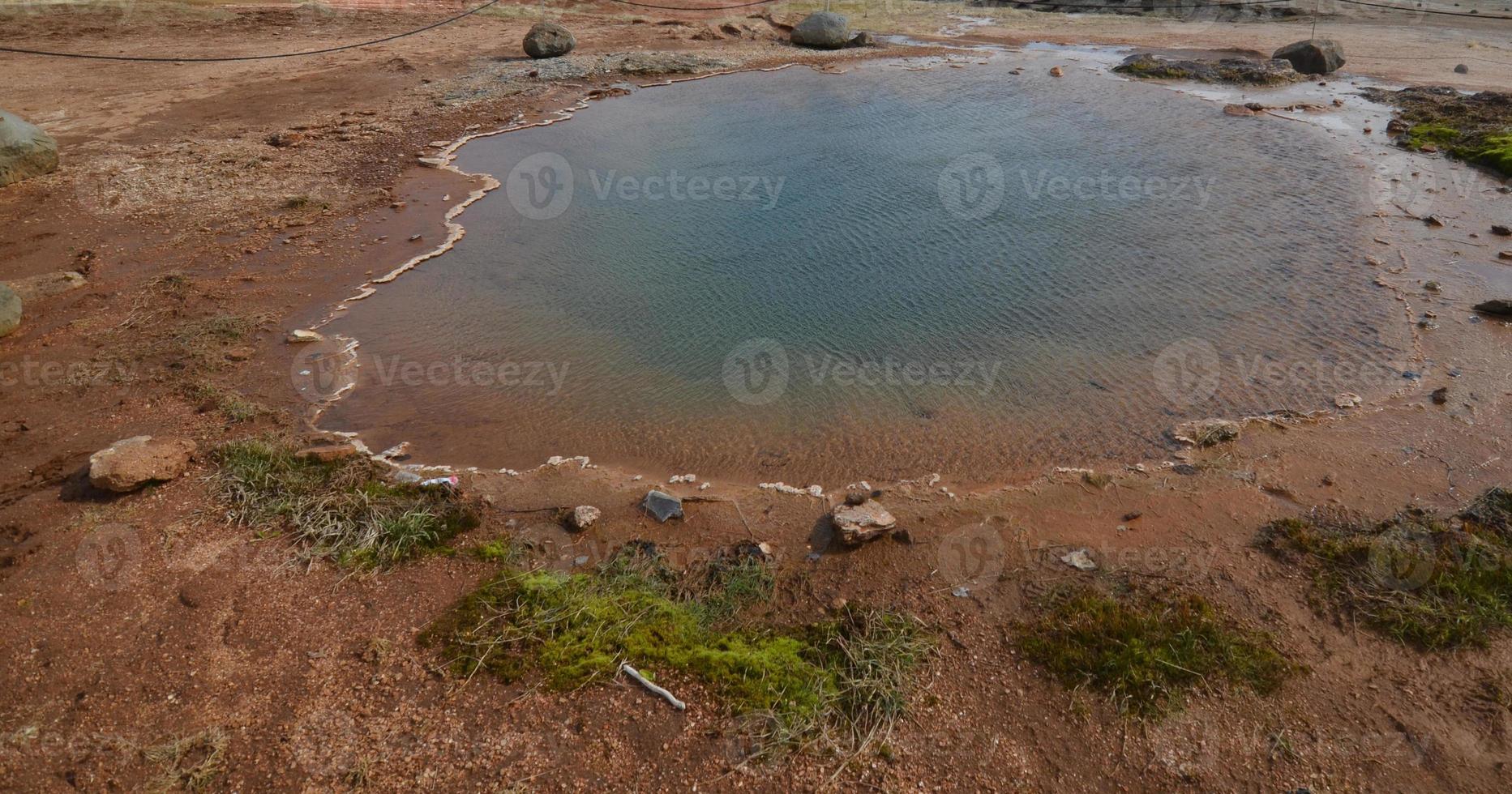 cerca de un géiser en un campo en haukadalur foto