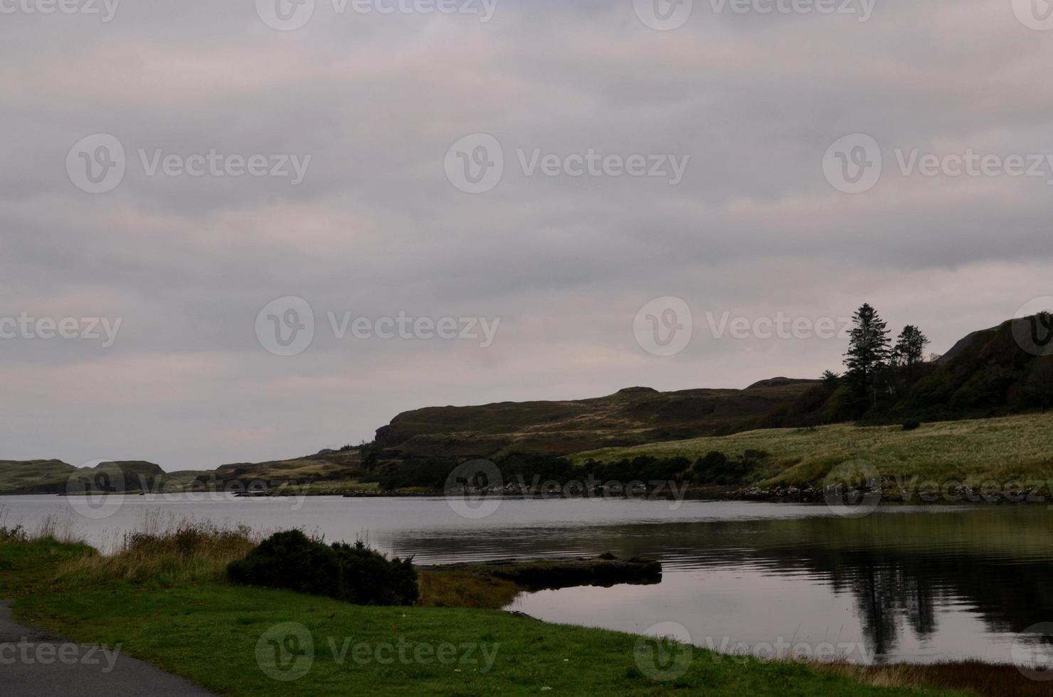 hermoso paisaje en la isla de skye con tierras altas foto