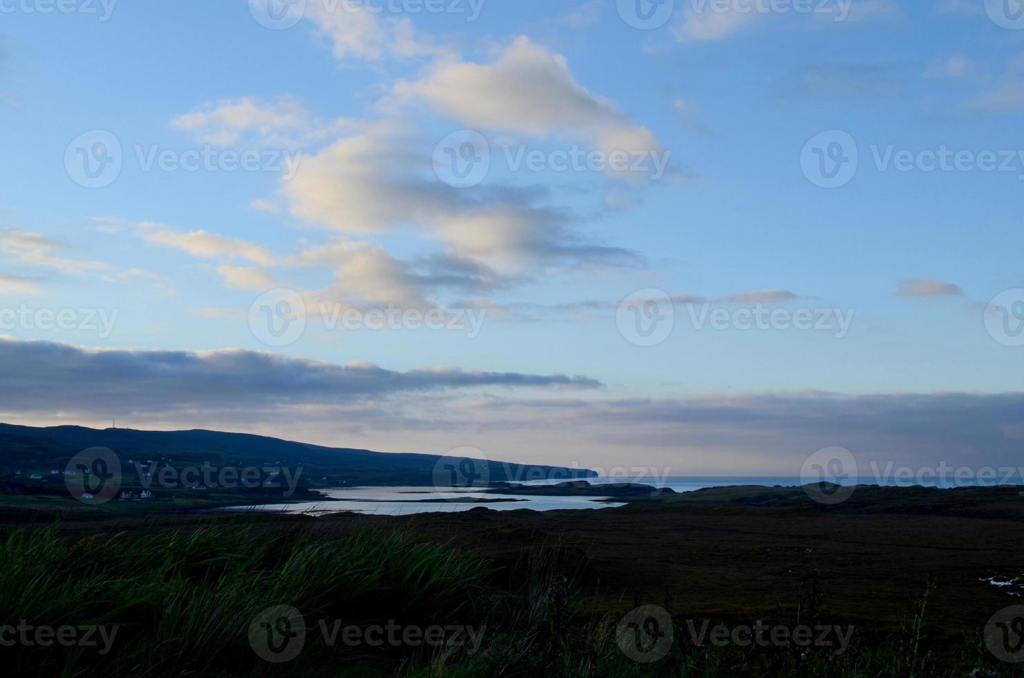 impresionante paisaje de Escocia y un cielo al atardecer foto