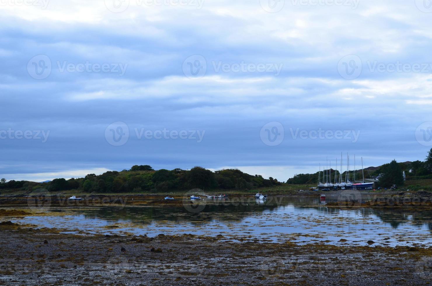 marea baja en la costa de la isla de skye foto