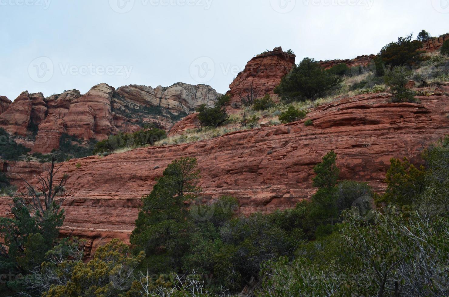 escarpada formación de roca roja en sedona, arizona foto