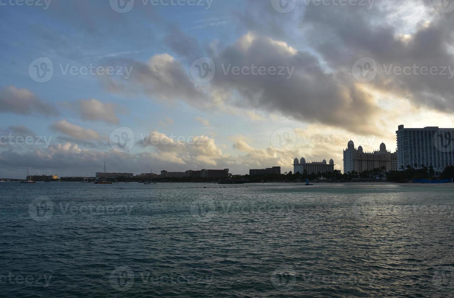 siluetas de edificios a lo largo de palm beach en aruba foto