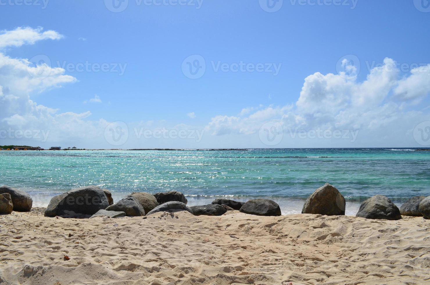 hermosas playas de arena blanca de baby beach en aruba foto