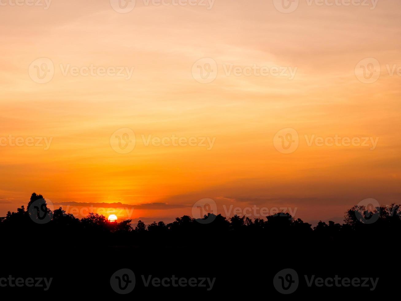 silueta puesta de sol sobre el campo de arroz foto