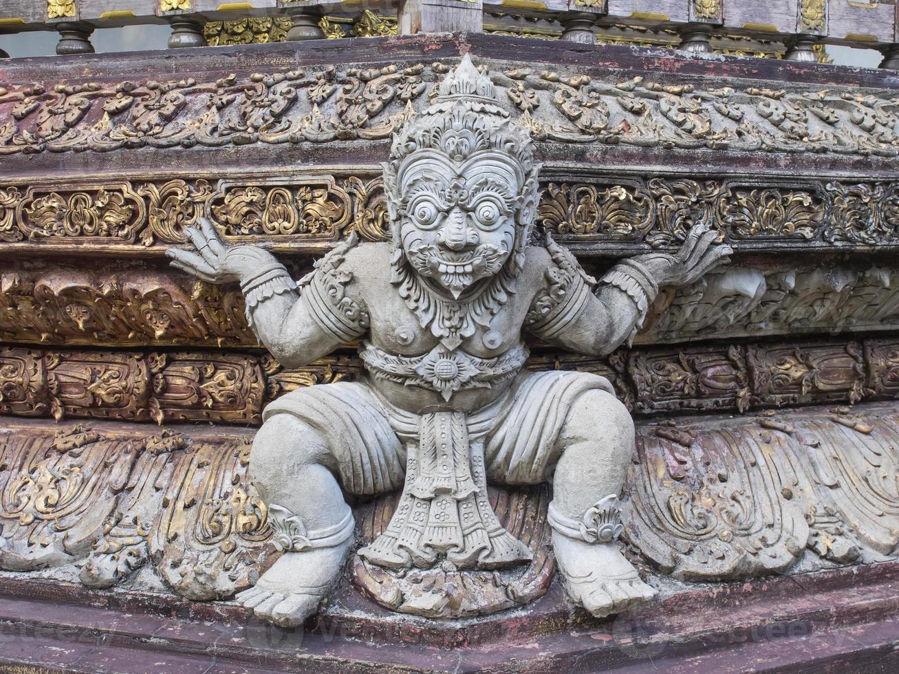 pequeña escultura gigante en el templo tailandés foto