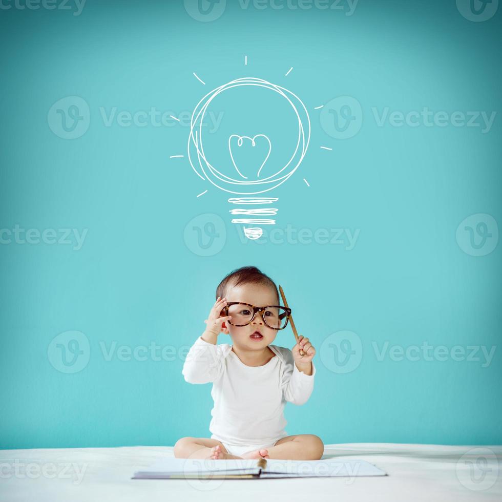 bebé asiático con su imaginación sobre el concepto futuro, dibujado a mano en el fondo verde, educación de regreso a la escuela foto