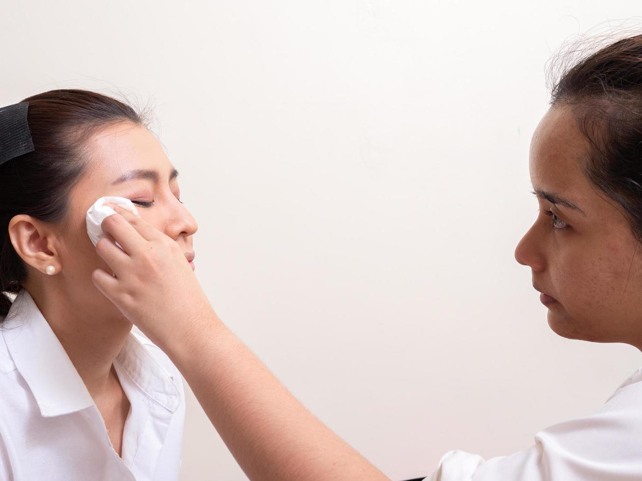 maquilladora es modelo de maquillaje. maquillador trabaja en casa foto