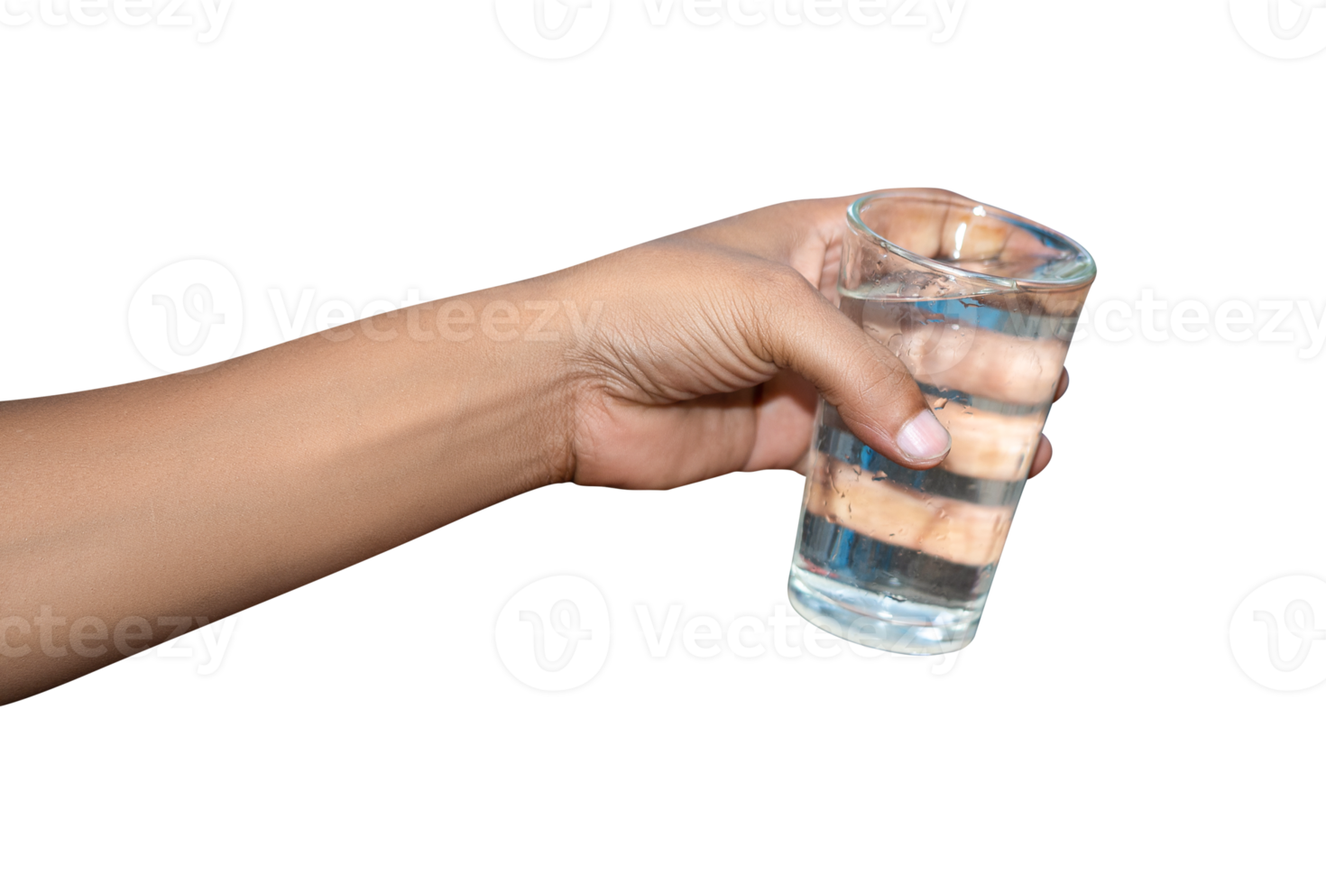 mano sujetando un vaso de agua pura aislado sobre fondo blanco. png