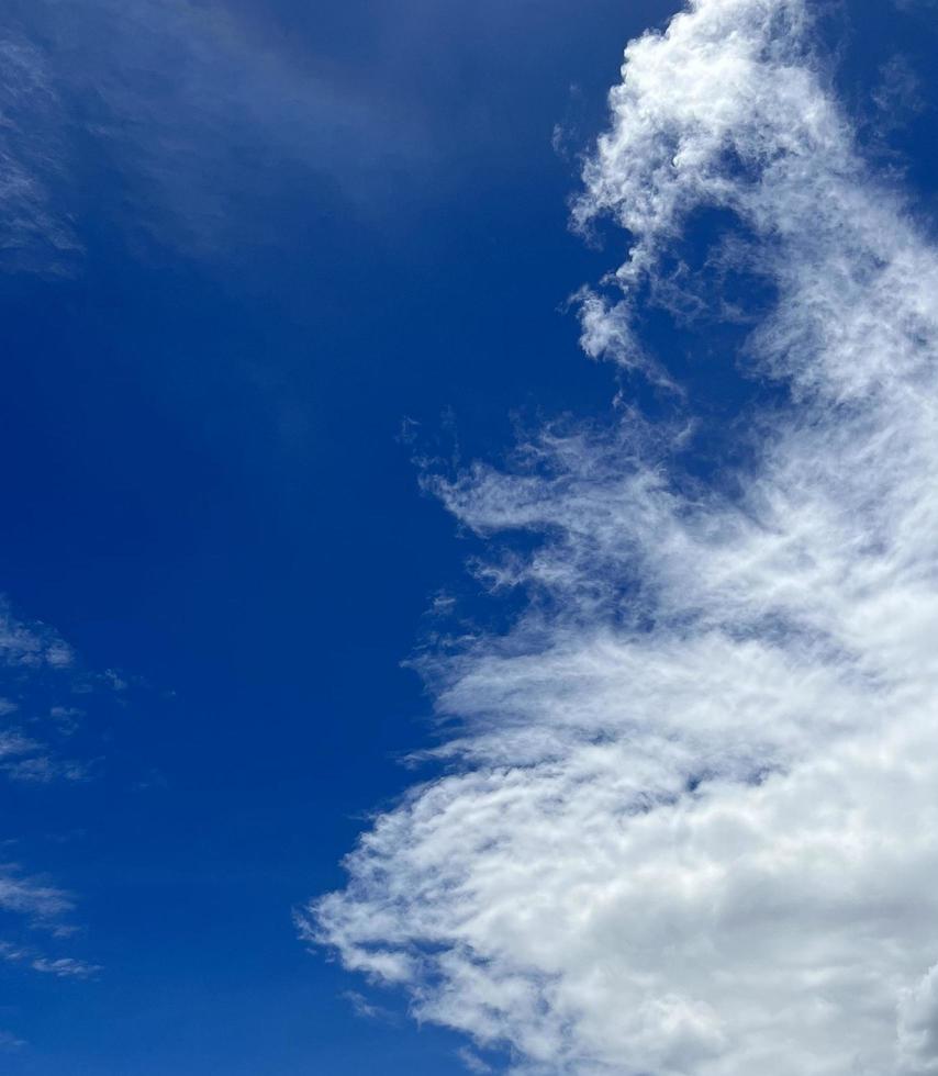 el hermoso cielo azul con fondo de nubes foto